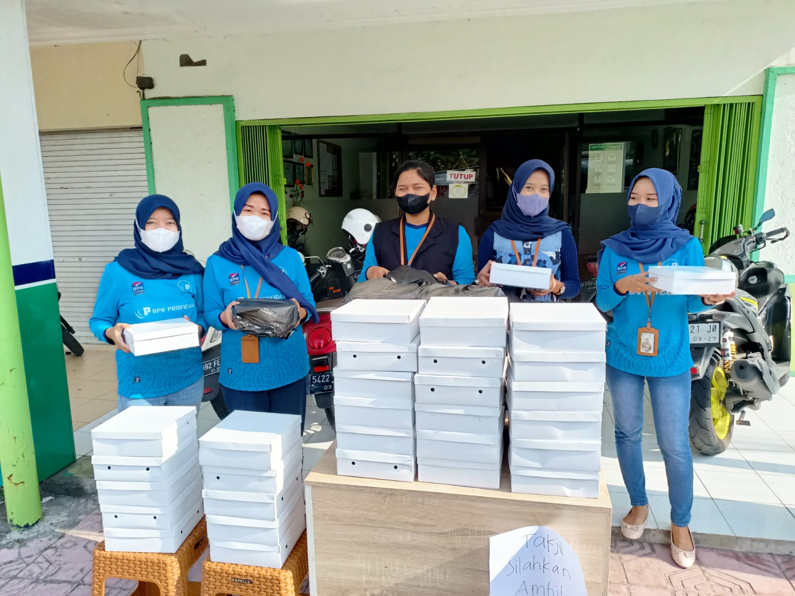 Berbagi Takjil Kepada Masyarakat Sekitar Kantor Cabang Bantul